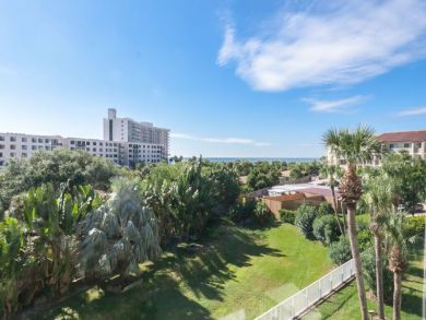3rd Floor, Garden View Condo, steps to beach Siesta Key